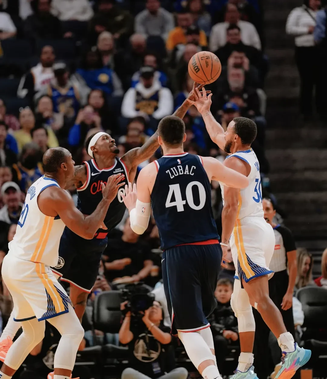 欧博体育 -瓦伦西亚赛后绝杀压哨詹姆斯在德国队比赛中伤愈复出，集结日洛杉矶快船备战德国杯看傻球迷 